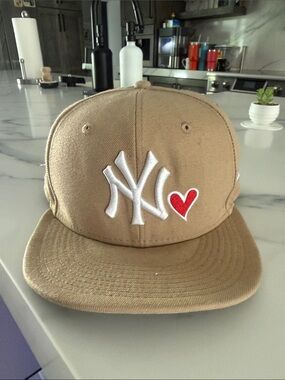 New Era 59FIFTY New York Yankees Heart Logo World Series Patch Fitted Hat 7 1/2